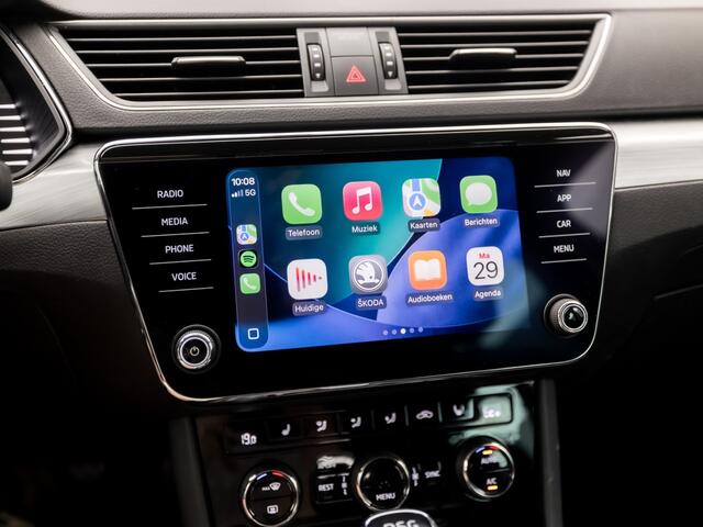 Skoda SUPERB Combi 1.4 TSI iV Sport 218Pk Automaat (VIRTUAL COCKPIT, APPLE CARPLAY, GROOT NAVI, CAMERA, STOELVERWARMING, SPORTSTOELEN, KEYLESS, ADAPTIVE CRUISE, GETINT GLAS, NIEUWSTAAT)