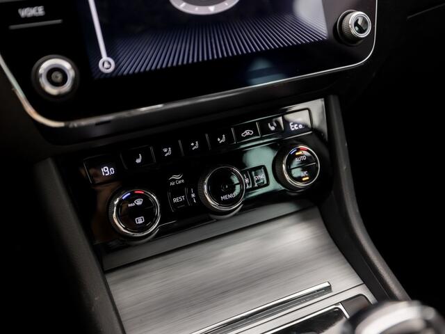 Skoda SUPERB Combi 1.4 TSI iV Sport 218Pk Automaat (VIRTUAL COCKPIT, APPLE CARPLAY, GROOT NAVI, CAMERA, STOELVERWARMING, SPORTSTOELEN, KEYLESS, ADAPTIVE CRUISE, GETINT GLAS, NIEUWSTAAT)