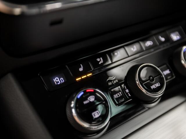 Skoda SUPERB Combi 1.4 TSI iV Sport 218Pk Automaat (VIRTUAL COCKPIT, APPLE CARPLAY, GROOT NAVI, CAMERA, STOELVERWARMING, SPORTSTOELEN, KEYLESS, ADAPTIVE CRUISE, GETINT GLAS, NIEUWSTAAT)