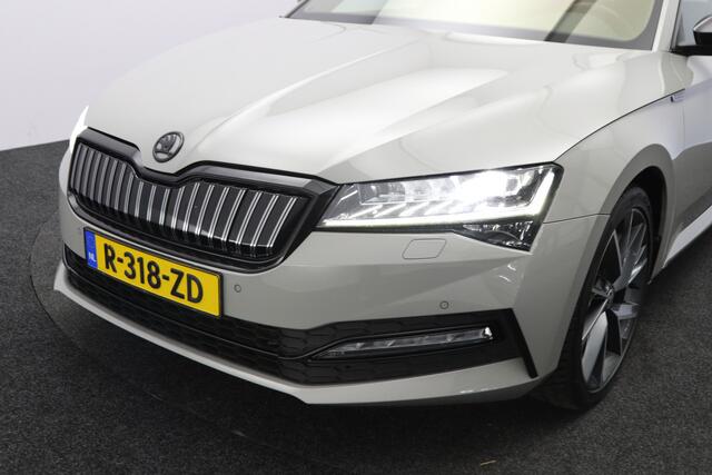 Skoda SUPERB Combi 1.4 TSI iV 218 PK Sportline Business PHEV, Kuipstoelen, Trekhaak, Memory, 4 x Stoelverwarming
