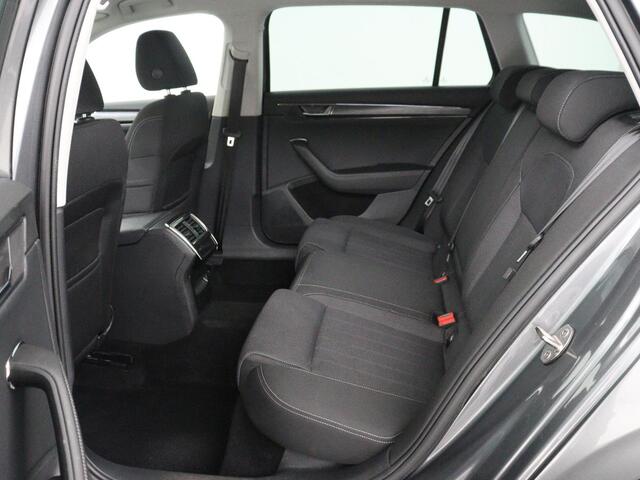 Skoda SUPERB Combi 1.4 TSI iV Business Edition Plus | SOH 93,2% | Camera | Cruise control | Navigatie | DAB+ | Carplay | Climate control | Sfeerverlichting