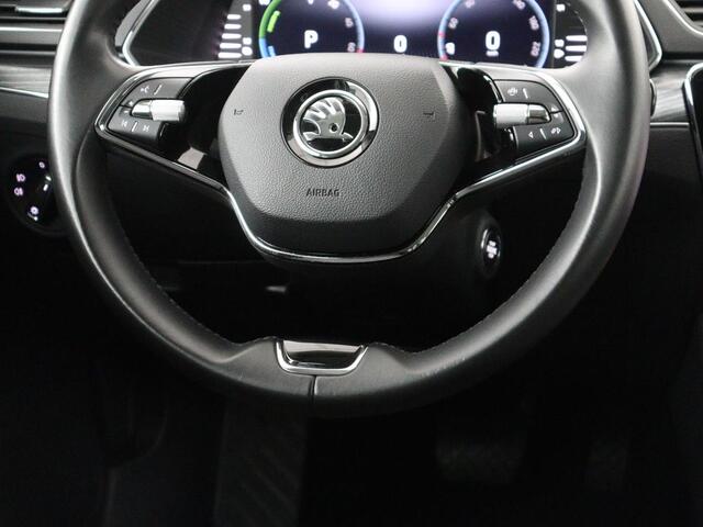 Skoda SUPERB Combi 1.4 TSI iV Business Edition Plus | SOH 93,2% | Camera | Cruise control | Navigatie | DAB+ | Carplay | Climate control | Sfeerverlichting