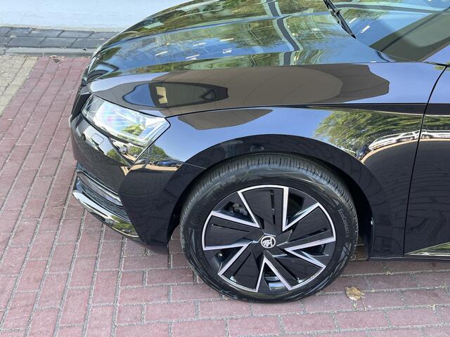 Skoda SUPERB Combi 1.4 TSI DSG 218 pk iV Style / Virtual cockpit / Black Pack / Matrix verlichting / 18'' LMV / RDW 23-07 TRANSPORT UIT VS