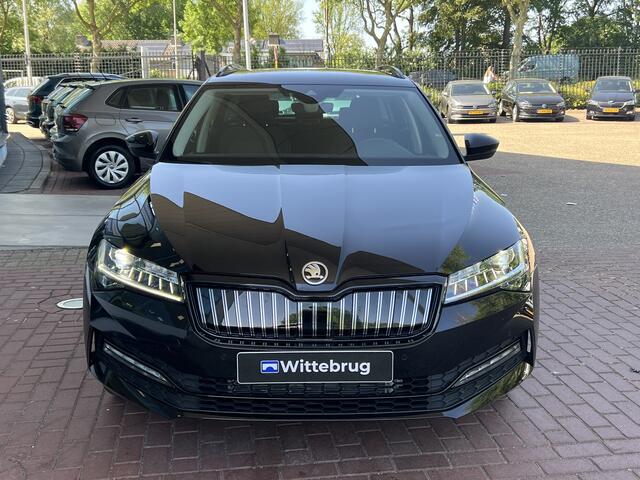Skoda SUPERB Combi 1.4 TSI DSG 218 pk iV Style / Virtual cockpit / Black Pack / Matrix verlichting / 18'' LMV / RDW 23-07 TRANSPORT UIT VS