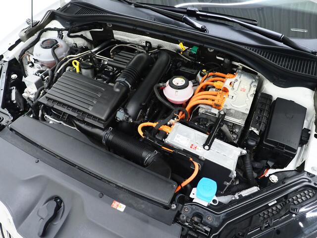Skoda SUPERB Combi 1.4 TSI iV Laurin & Klement | Panoramadak | Leder | Trekhaak | Massage | Canton | Stoelkoeling | 360 | Memory