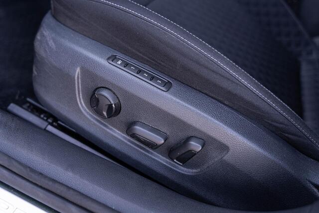 Skoda SUPERB Combi 1.5 TSI DSG Business Edition | Trekhaak | Parkeersensoren | Privacy Glas | Stoelverwarming | Keyless Entry | LED Koplampen | Climate Control | Cruise Control | Lichtmetalen Velgen 17 inch | Navigatie Amundsen | Apple Carplay | Android Auto