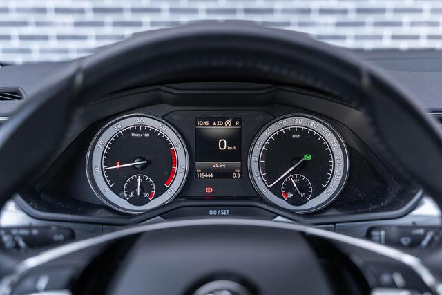 Skoda SUPERB Combi 1.5 TSI DSG Business Edition | Trekhaak | Parkeersensoren | Privacy Glas | Stoelverwarming | Keyless Entry | LED Koplampen | Climate Control | Cruise Control | Lichtmetalen Velgen 17 inch | Navigatie Amundsen | Apple Carplay | Android Auto