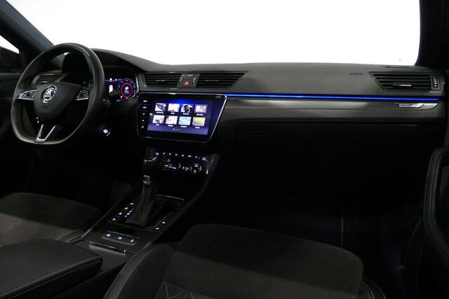 Skoda SUPERB Combi 1.4 TSI iV Sportline Business / Panoramadak / Elektr. verstelbare stoelen + memory / Elektr. wegklapbare trekhaak / Stoelverwarming / Ambienteverlichting / Apple Carplay - Android Auto / Achteruitrijcamera / Stuuwielverwarming / PDC / 19'' LMV / Nav