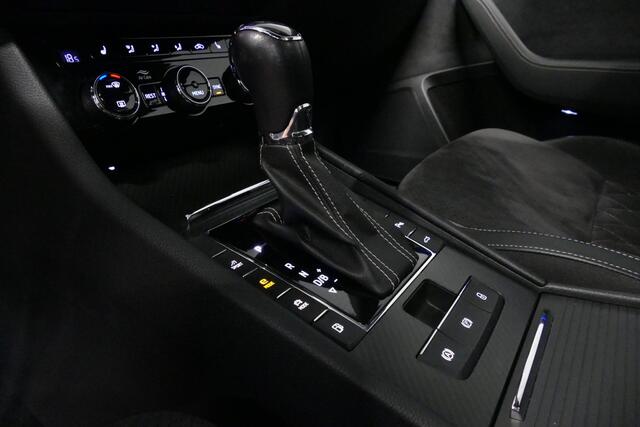 Skoda SUPERB Combi 1.4 TSI iV Sportline Business / Panoramadak / Elektr. verstelbare stoelen + memory / Elektr. wegklapbare trekhaak / Stoelverwarming / Ambienteverlichting / Apple Carplay - Android Auto / Achteruitrijcamera / Stuuwielverwarming / PDC / 19'' LMV / Nav
