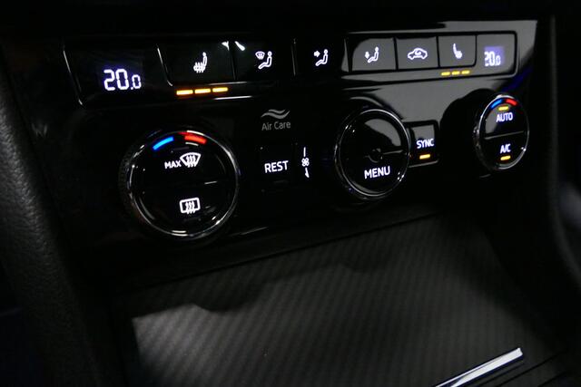 Skoda SUPERB Combi 1.4 TSI iV Sportline Business / Panoramadak / Elektr. verstelbare stoelen + memory / Elektr. wegklapbare trekhaak / Stoelverwarming / Ambienteverlichting / Apple Carplay - Android Auto / Achteruitrijcamera / Stuuwielverwarming / PDC / 19'' LMV / Nav