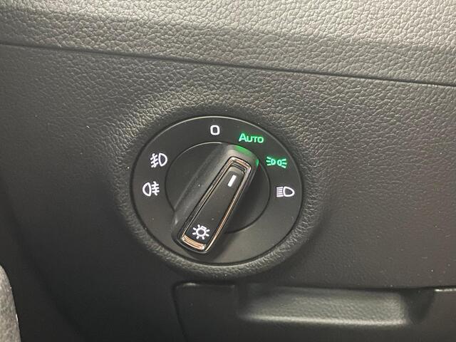 Skoda SUPERB Combi 1.4 TSI iV Business Edition PHEV Automaat Navigatie Stoelverwarming Voor en Achter Draadloze Telefoonlader Stuurverwarming Cruise Control Elektrisch Verstelbare Stoelen Apple CarPlay