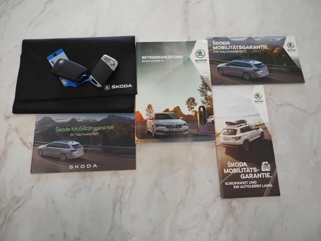 Skoda SUPERB Combi 1.4 TSI iV Laurin & Klement | Panoramadak | Leder | Massage | Canton | Stoelkoeling | 360 | Keyless | Sfeerlicht