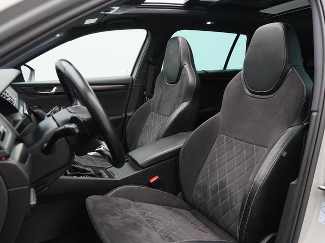 Skoda SUPERB Combi 1.4 TSi iV 218 Pk Sportline Business Automaat | Carplay | Panoramadak | Matrix LED | Elektrische Stoelen | Parkeersensoren | 19 Inch | 92.386 Km!!