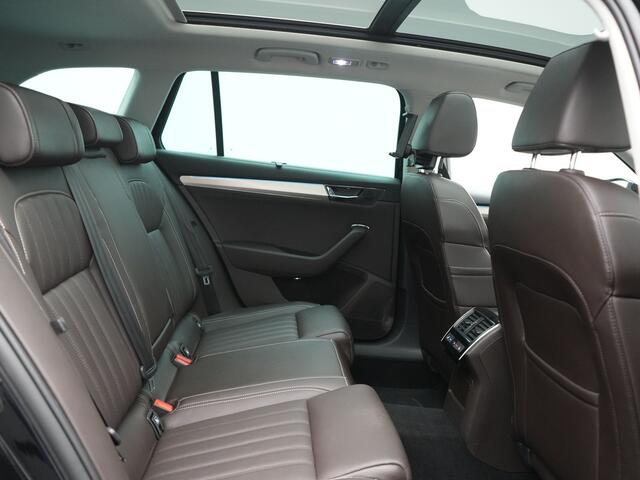 Skoda SUPERB Combi 1.4 TSI iV Laurin & Klement PHEV 218pk Dealer O.H. | Trekhaak Af Fabriek | Panodak | Adaptive Cruise | 360 Camera | Lederen Comfortstoelen Memory & Ventilatie | Canton Audio | Crystal LED | Stoelen & Stuur Verwarmd | Apple Carplay | Blis | DAB | Navigatie | 19"L.M | Plug In Hybrid |