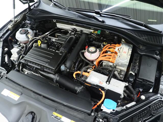 Skoda SUPERB Combi 1.4 TSI iV Laurin & Klement | Panoramadak | Leder | Trekhaak | Stoelkoeling | Canton | Massage | 360 | Memory