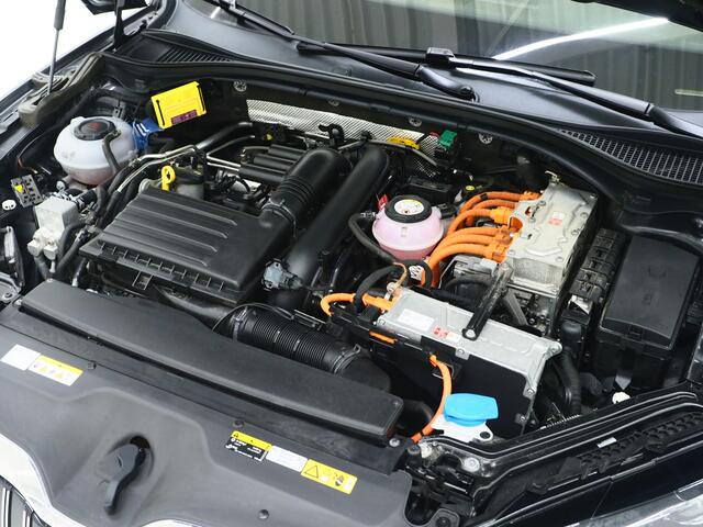 Skoda SUPERB Combi 1.4 TSI iV Laurin & Klement | Panoramadak | Leder | Trekhaak | Stoelkoeling | Massage | Canton | 360 | Memory