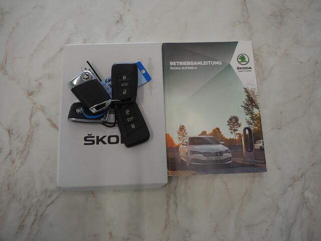 Skoda SUPERB Combi 1.4 TSI iV Laurin & Klement | Panoramadak | Leder | Trekhaak | Stoelkoeling | Massage | Canton | 360 | Memory