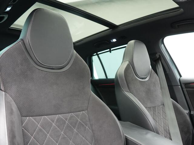 Skoda SUPERB Combi 1.4 TSI iV Sportline Business PHEV 218pk Dealer O.H. | Trekhaak Af Fabriek | Panodak | Adaptive Cruise | 360 Camera | Alcantara Sportstoelen Memory & Verwarmd | Stuur Verwarmd | Blis | Keyless | Crystal LED | Sfeerverlichting | Apple Carplay | Plug In Hybrid |