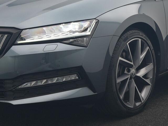 Skoda SUPERB Combi 1.4 TSI iV Sportline Business PHEV 218pk Dealer O.H. | Trekhaak Af Fabriek | Panodak | Adaptive Cruise | 360 Camera | Alcantara Sportstoelen Memory & Verwarmd | Stuur Verwarmd | Blis | Keyless | Crystal LED | Sfeerverlichting | Apple Carplay | Plug In Hybrid |