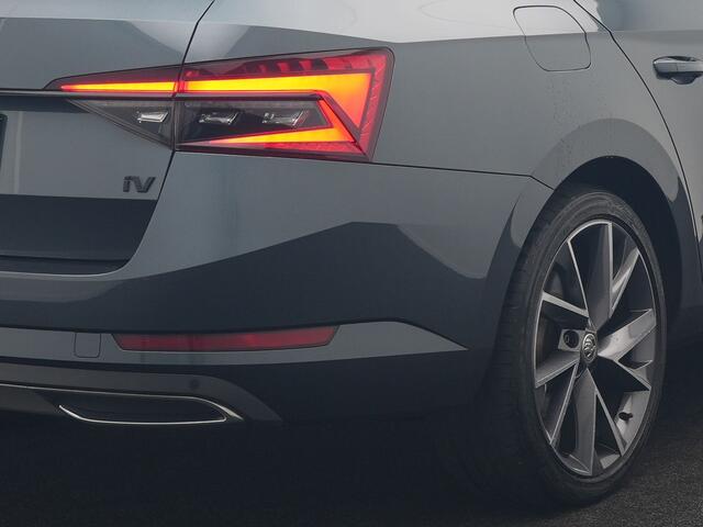 Skoda SUPERB Combi 1.4 TSI iV Sportline Business PHEV 218pk Dealer O.H. | Trekhaak Af Fabriek | Panodak | Adaptive Cruise | 360 Camera | Alcantara Sportstoelen Memory & Verwarmd | Stuur Verwarmd | Blis | Keyless | Crystal LED | Sfeerverlichting | Apple Carplay | Plug In Hybrid |