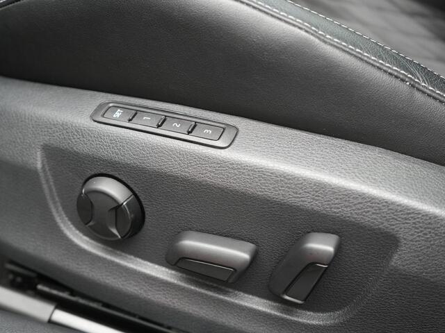 Skoda SUPERB Combi 1.4 TSI iV Sportline Business PHEV 218pk Dealer O.H. | Trekhaak Af Fabriek | Panodak | Adaptive Cruise | 360 Camera | Alcantara Sportstoelen Memory & Verwarmd | Stuur Verwarmd | Blis | Keyless | Crystal LED | Sfeerverlichting | Apple Carplay | Plug In Hybrid |