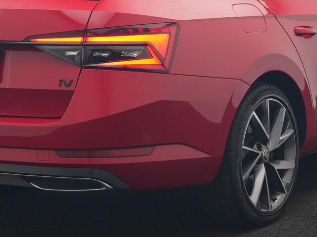 Skoda SUPERB Combi 1.4 TSI iV Sportline Business PHEV 218pk Dealer O.H. | Trekhaak Af Fabriek | Panodak | Adaptive Cruise | Camera | Canton Audio | Alcantara Sportstoelen Memory & Verwarmd | Stuur Verwarmd | Sfeerverlichting | Keyless | BLIS | Crystal LED | Plug In Hybrid |