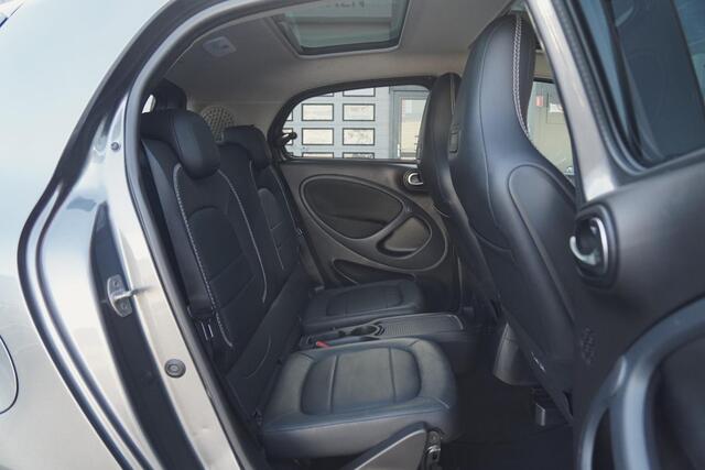 Smart EQ FORFOUR BRABUS Style 18 kWh + CAMERA / STOELVERWARING VOOR & ACHTER / PANO