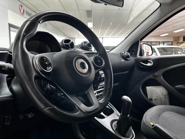 Smart FORFOUR 1.0 Passion/ 15'' LMV/ Clima/ Cruise/ Elek. Ramen/ Isofix/ Bluetooth/ Multi. LEDER. Stuur/ LED Dagrijverl.