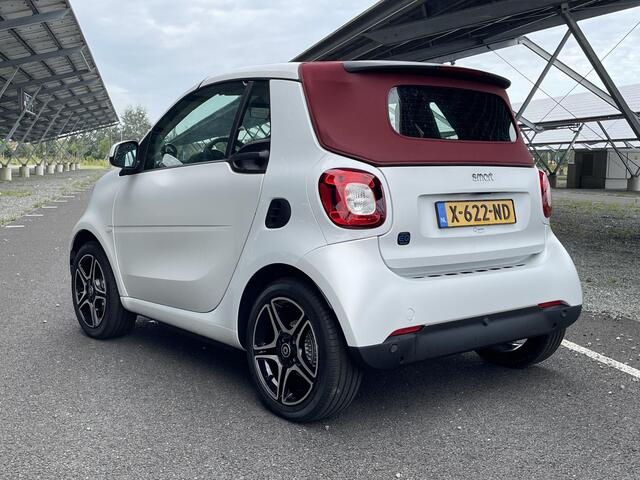 Smart FORTWO cabrio EQ Comfort 18 kWh | Winterpakket | Rood dak | Carbon optiek interieur | Auto klimaat | SEPP subsidie |