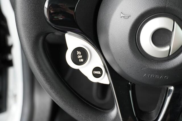 Smart FORTWO BWJ 2020 EQ Essential 82 PK 18 kWh AUTOMAAT / NAVI / AIRCO / CRUISE / STOELVERW. / PANORAMADAK / BLUETOOTH / LEDER / LMV