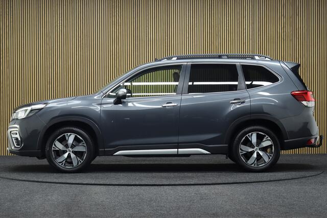 Subaru FORESTER 2.0i e-BOXER First Edition AWD | Elek. Glazen Panoramadak | Bruin Leder | Adaptive-cruise | Camera | Clima | Elek. Achterklep | Stoelverwarming V+A | Navigatie | Apple Carplay & Android Auto | Keyless | Dodehoekdetectie