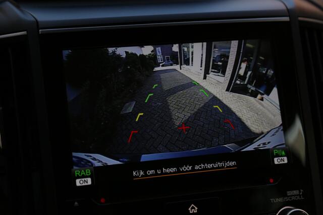 Subaru FORESTER 2.0i e-BOXER Luxury Navi Camera ACC LED