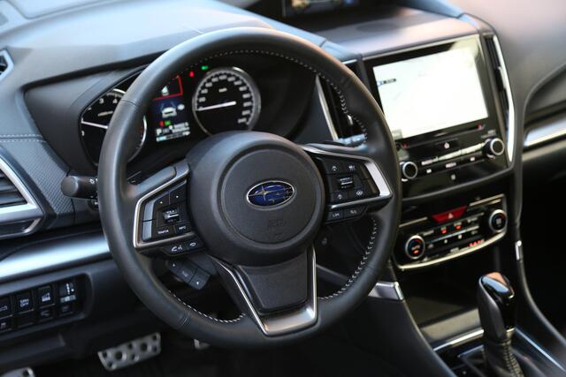 Subaru FORESTER 2.0i e-BOXER Luxury Navi Camera ACC LED
