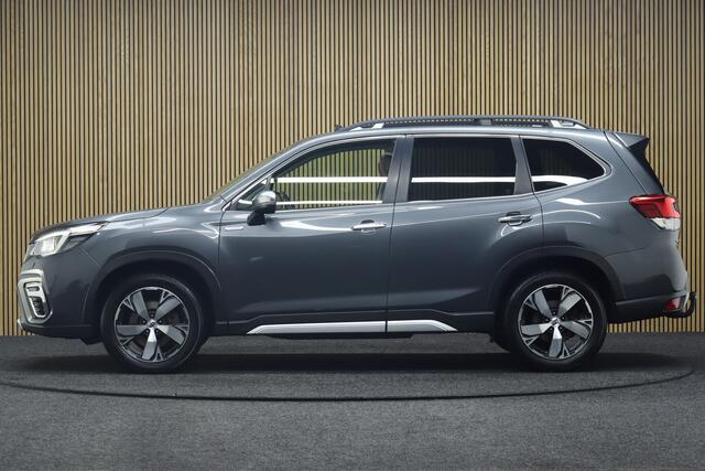 Subaru FORESTER 2.0i e-BOXER First Edition AWD | Afneembare Trekhaak | Elek. Glazen Panoramadak | Adaptive-cruise | Camera | Clima | Apple Carplay & Android Auto | Bruin Leder | Keyless | Navigatie | Dodehoekdetectie