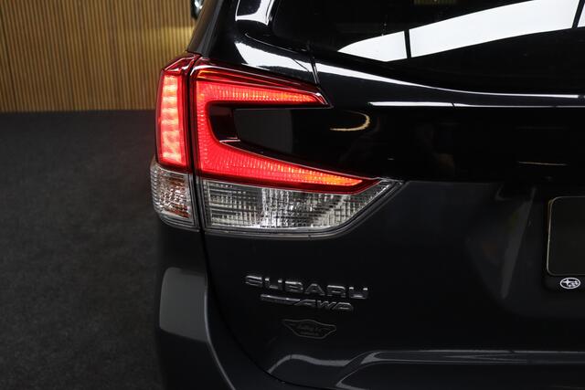 Subaru FORESTER 2.0i e-BOXER First Edition AWD | Afneembare Trekhaak | Elek. Glazen Panoramadak | Adaptive-cruise | Camera | Clima | Apple Carplay & Android Auto | Bruin Leder | Keyless | Navigatie | Dodehoekdetectie