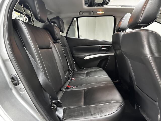 Suzuki S-Cross 1.0 Boosterjet High Executive/ Trekhaak/ Panorama-Dak/ Camera/ Apple + Android/ Leder/ Adaptive Cruise/ LED Koplampen/ Keyless/ Extra getint glas/ PDC V+A/ Navi/ Stoelverw./ Bluetooth/ Multi. LEDER. Stuur.