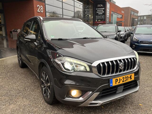 Suzuki S-Cross 1.0 Boosterjet Rhino // CAMERA // CLIMA // CRUISE // NAVI // TREKHAAK // APPLE CARPLAY - ANDROID AUTO // STOELVERWARMING //