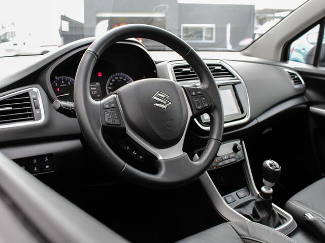 Suzuki S-Cross 1.4 Boosterjet Style Smart Hybrid | Navi | Cruise | Schuifdak | Camera | Lm-Velgen | Trekhaak
