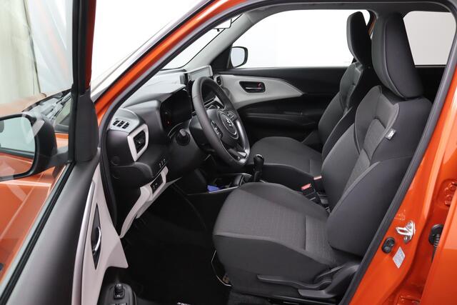 Suzuki SWIFT 1.2 Style Smart Hybrid | Keyless Entry | Stoelverwarming | Lichtmetalen Velgen | Navigatie |