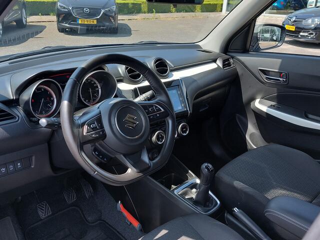 Suzuki SWIFT 1.0 BoosterJet 111pk Smart Hybrid Stijl | Navi | Clima | Adap.Cruise | Led Koplampen | Keyless Entry | Achteruitrijcamera | Stoelverwarming | Rijstrook+Licht+Regensensor | Privacy Glass |16''