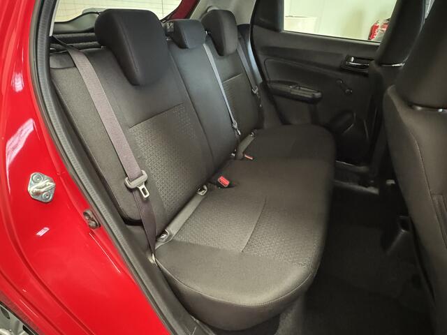 Suzuki SWIFT 1.2 COMFORT SMART HYBRID NAVIGATIE AIRCO STOELVERWARMING BLUETOOTH TELEFOON MEDIA VOORBEREIDING ACHTERUITRIJCAMERA 16" LICHTMETALEN VELGEN ZEER MOOI !! 3010 DEK