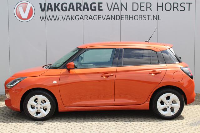 Suzuki SWIFT 1.2-83 pk MHEV Select Smart-Hybrid 5drs. Zeer betrouwbare en luxe wagen ! Slechts 15.000km ! Cruise Cntrl, LED verl., Airco, Navigatie, Stoelverwarm., Camera, Keyless entry & start, LM wielen, Metallic lak, Side- en lane assist etc.