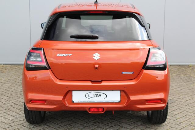Suzuki SWIFT 1.2-83 pk MHEV Select Smart-Hybrid 5drs. Zeer betrouwbare en luxe wagen ! Slechts 15.000km ! Cruise Cntrl, LED verl., Airco, Navigatie, Stoelverwarm., Camera, Keyless entry & start, LM wielen, Metallic lak, Side- en lane assist etc.