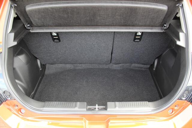 Suzuki SWIFT 1.2-83 pk MHEV Select Smart-Hybrid 5drs. Zeer betrouwbare en luxe wagen ! Slechts 15.000km ! Cruise Cntrl, LED verl., Airco, Navigatie, Stoelverwarm., Camera, Keyless entry & start, LM wielen, Metallic lak, Side- en lane assist etc.