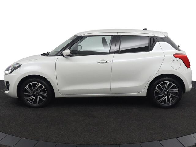 Suzuki SWIFT 1.2 Style Smart Hybrid | Keyless Entry | Stoelverwarming | Navigatie | Cruise Control | Achteruitrijcamera | Led Verlichting |