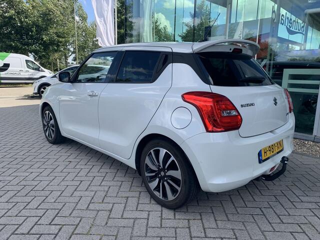 Suzuki SWIFT 1.2 Stijl Smart Hybrid | Trekhaak | Stoelverwarming | Climate Control | Camera | Lichtmetalen Velgen | Winterset |