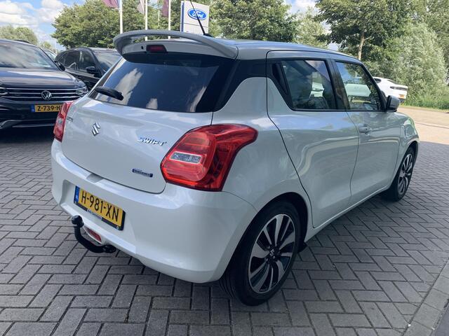 Suzuki SWIFT 1.2 Stijl Smart Hybrid | Trekhaak | Stoelverwarming | Climate Control | Camera | Lichtmetalen Velgen | Winterset |