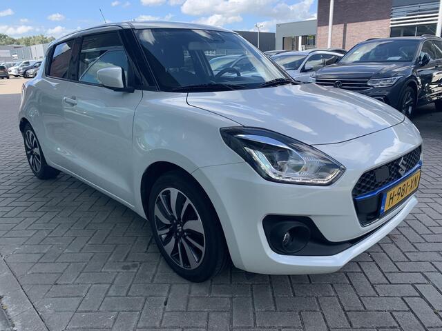 Suzuki SWIFT 1.2 Stijl Smart Hybrid | Trekhaak | Stoelverwarming | Climate Control | Camera | Lichtmetalen Velgen | Winterset |