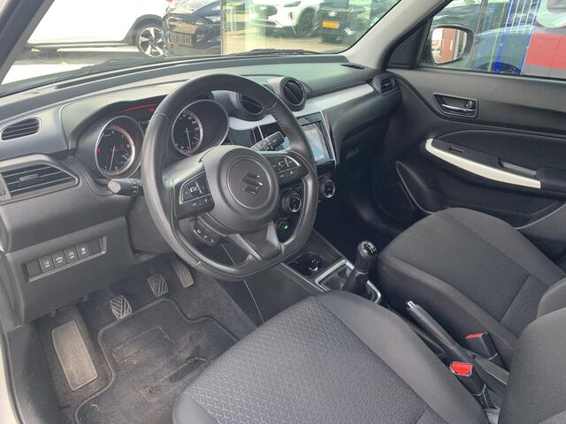 Suzuki SWIFT 1.2 Stijl Smart Hybrid | Trekhaak | Stoelverwarming | Climate Control | Camera | Lichtmetalen Velgen | Winterset |