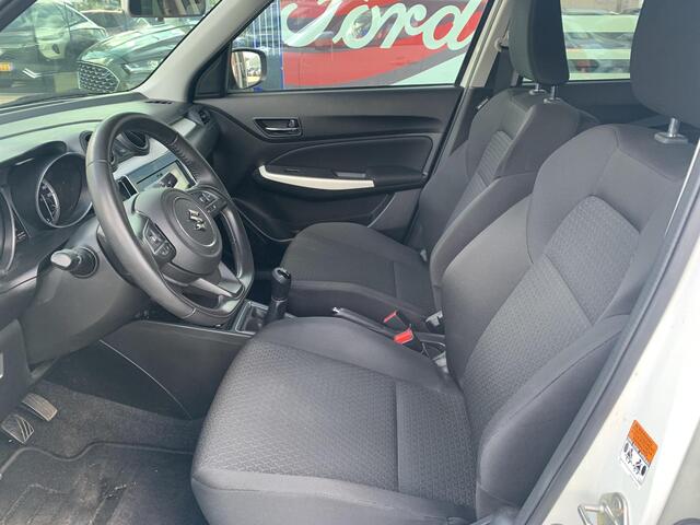 Suzuki SWIFT 1.2 Stijl Smart Hybrid | Trekhaak | Stoelverwarming | Climate Control | Camera | Lichtmetalen Velgen | Winterset |